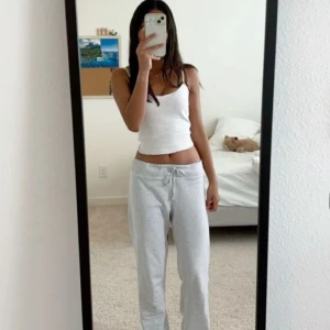 Brandy Melville mjukis🩷 - Säljer dessa otroligt snygga mjukis byxor, inga defekter, endast använda 2 ggr🩷 nypris 400kr, jag har XS-S. Low waist🩷 Kom privat för mer information!