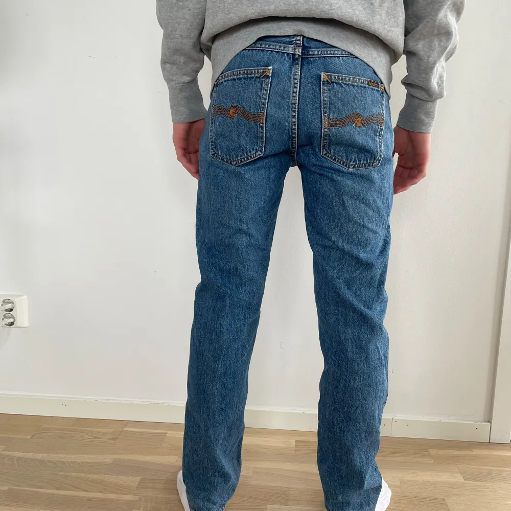 Säljer ett par Nudie jeans i modell Gritty Jackson i stl 27W 30L Nypris 1600kr mitt pris 300kr knappt använda.. Jeans & Byxor.