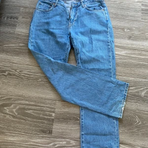 Blå jeans - Säljer nu mina fina jeans från Bikbok då dem inte kommer till användning längre. Där är en liten slitning nertill då dem varit för långa. Storlek W29 L30. Nypris 699kr. Säljer för 200kr
