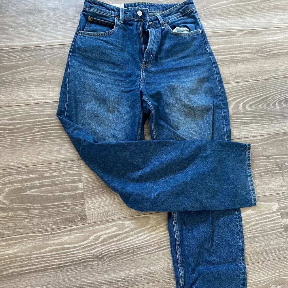 Säljer ett par mörkblå jeans från hm. Knappt använda. Storlek 38. Säljer den för 50kr. Jeans & Byxor.