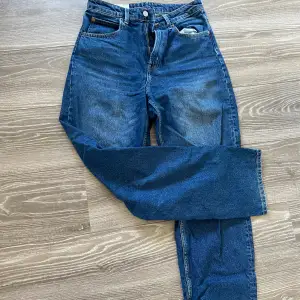 Säljer ett par mörkblå jeans från hm. Knappt använda. Storlek 38. Säljer den för 50kr