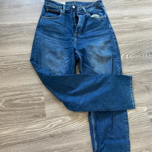 Mörkblå jeans - Säljer ett par mörkblå jeans från hm. Knappt använda. Storlek 38. Säljer den för 50kr