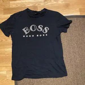 Säljer en svart Hugo boss t shirt i bra skick i storlek S för att jag inte använder den längre.
