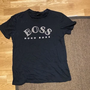 Hugo boss t shirt - Säljer en svart Hugo boss t shirt i bra skick i storlek S för att jag inte använder den längre.