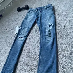 Tjenare säljer denna snygga jeans ifrån Dondup. Modell- George skinny fit. Toppen skick ca 9/10 lite slitningar där nere men tror att det ska vara så. Tveka inte på att höra av er via funderingar. Mvh✝️👍🏼💯