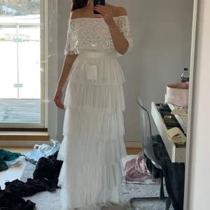 Balklänning  - Helt ny oanvänd vit balklänning. Slutsåld 