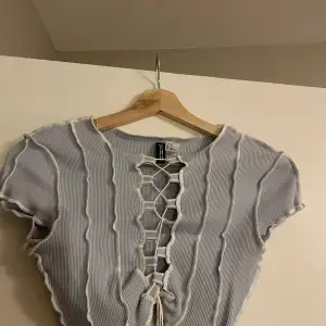 Kort tröja med knytning, från H&M i storlek xs