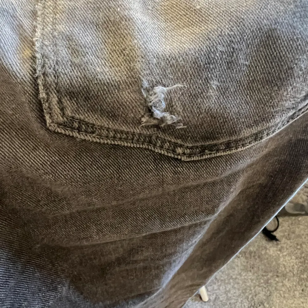 Gråa lågmidjade bootcut jeans med ett litet hål på bakfickan som man absolut inte tänker på🩷. Jeans & Byxor.
