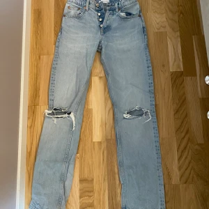 Jeans  - Säljer mina jeans från zara, använt ett fåtal gånger. 