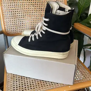 Hej, jag säljer min Rick Owens Ramones då de inte kommer till användning längre. De har lite märken på sulorna men annars är de i jätte bra skick. Vid frågor eller funderingarär det bara att skriva.