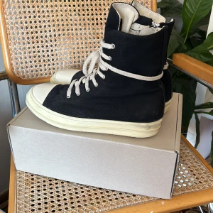Rick Owens  - Hej, jag säljer min Rick Owens Ramones då de inte kommer till användning längre. De har lite märken på sulorna men annars är de i jätte bra skick. Vid frågor eller funderingarär det bara att skriva pm.