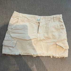 Jeanskjol GinaTricot - Beige mini jeanskjol från Ginatricot, fint skick. 