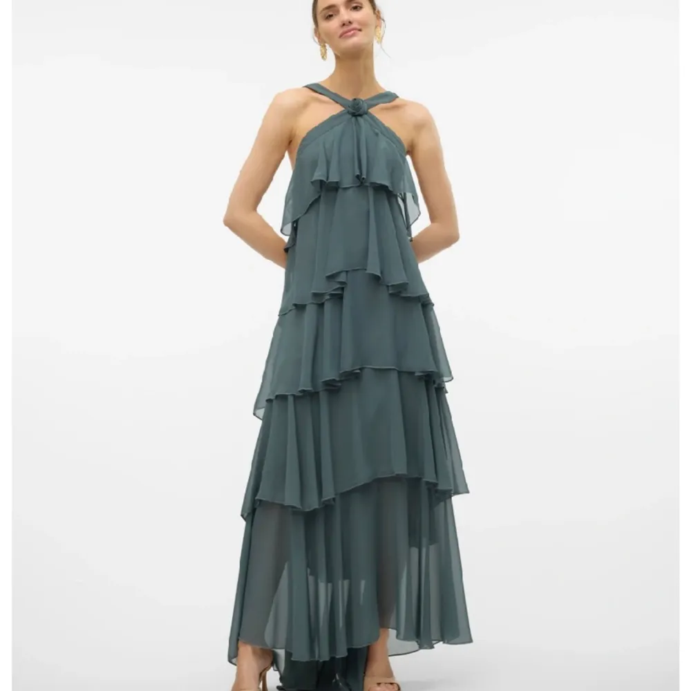 Säljer denna fantastiskt fina klänningen i en otrolig grön nyans pga storleken passade inte mig💚 priset går att diskutera vid snabb affär! . Klänningar.