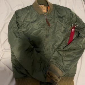 Säljer min alpha jacka storlek small  - Hej säljer min alpha jacka som inte kommer till användning längre storlek small har haft jackan snart i 2 år börja växa ur den priset kan man diskutera vid snabb affär 