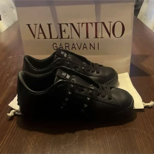 Valentino skor  - Tjena säljer Valentino rockstud untilted i extremt bra skick, enbart använda en gång!  Storleken är 42 men passar mig som är 43