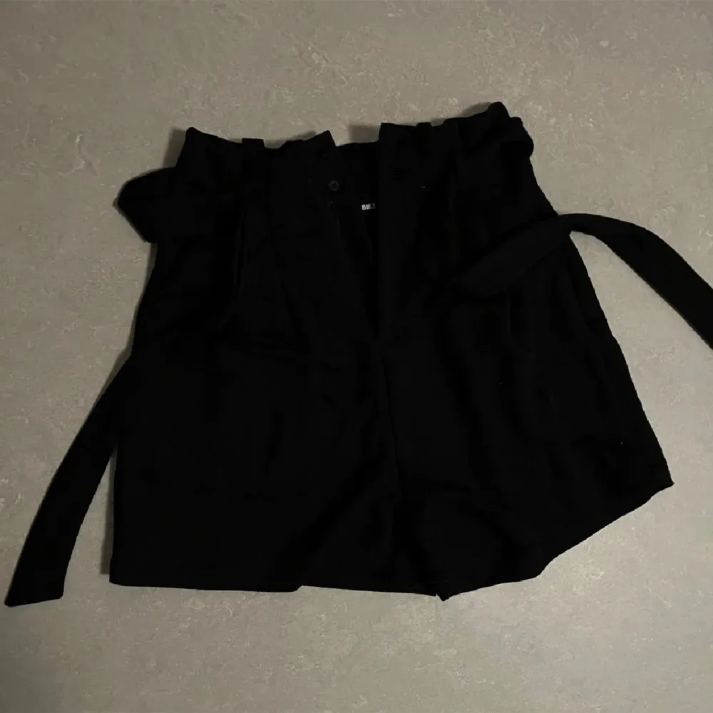 Svarta mjuka shorts med knytning från BikBok i strl 34!. Shorts.