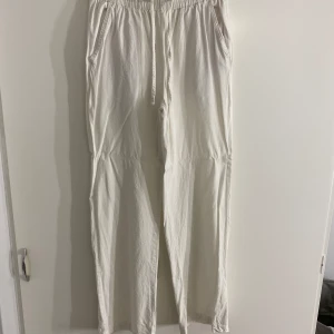 Vita linnebyxor - säljer mina vita linnebyxor då de inte kommer till användning || från lager 157 i storlek xs 