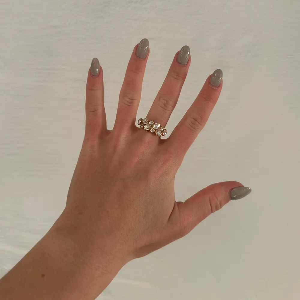 Säljer denna fina ringen från Caroline Svedbom i modellen Gabriella med stenarna crystal🤍inga defekter . Accessoarer.