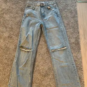 Super fina mid waist jeans från zara! Säljer då dom tyvärr är alldeles för små på mig! Där av finns de även inga bilder med dom på tyvärr!
