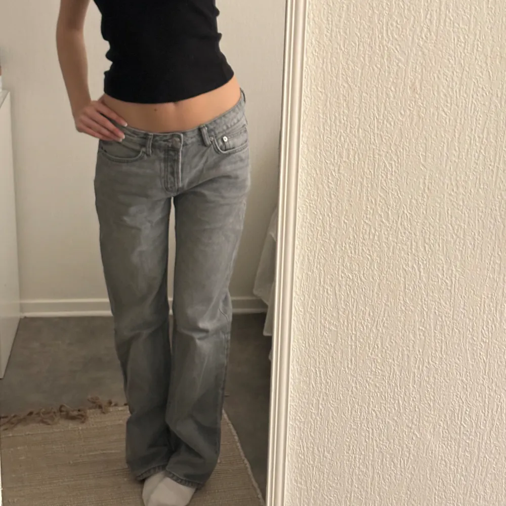 Gråa jeans, i bra skick! Långa i längden sitter super bra på långa tjejer.  Dem köptes för 400kr (jag är ca 173).💕💕. Jeans & Byxor.