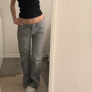 Gråa jeans, i bra skick! Långa i längden sitter super bra på långa tjejer.  Dem köptes för 400kr (jag är ca 173).💕💕