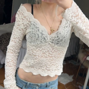 Spetstopp zara spetströja  - Säljer denna super eftertraktade tröjan från zara, i fint skick och i storlek S. Vill du köpa trycker du på köp nu, jag postar inom 24h