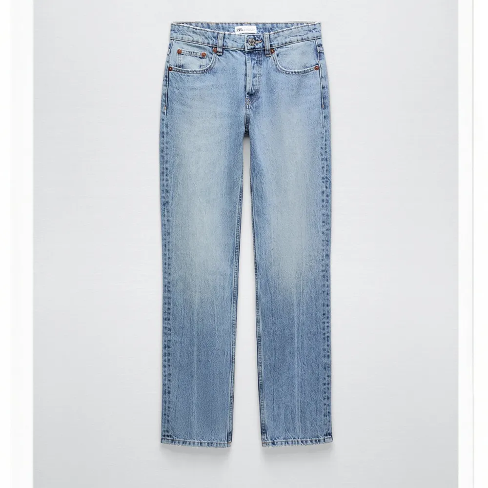Säljer dessa eftertraktade zara jeansen då de blivit för små! De är midwaist och straight💕. Jeans & Byxor.