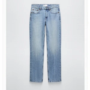 Zara jeans  - Säljer dessa eftertraktade zara jeansen då de blivit för små! De är midwaist och straight💕