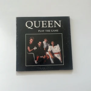 QUEEN Play The Game Cd - Cd skiva jag köpte på en marknad sommaren 2022 i Italien för 400kr