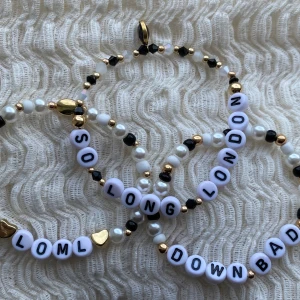 3 Taylor Swift friendship bracelets  - Taylor swift frienship bracelet att behålla för dig själv eller ge bort till andra swifties under the Eras tour. Dessa armband är hemgjorda, elastiska och gjorda för att passa en genomsnittlig handled. För att bevara dem, undvik kontakt med vatten.