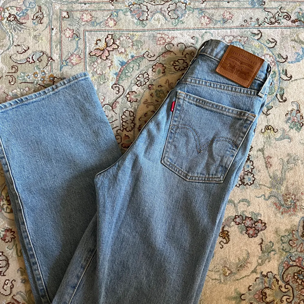 Ribcage straight Storlek: 25/27   Snyggt för de som vill ha jeans lite kortare. Gåt såklart att göra ännu kortare och till shorts.. Jeans & Byxor.
