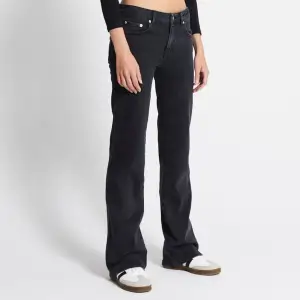 Säljer dessa oanvända jeans, endast testat en gång därav priset. Säljer då jag råkade beställa 2 stycken, pris kan diskuteras. Storlek: M. Färg: Black Used. Original pris -400 kr.