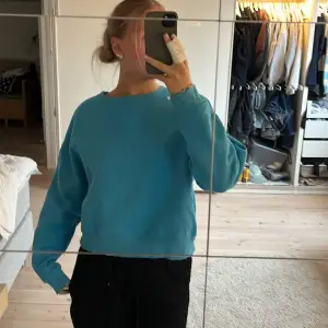 Säljer min blåa sweatshirt då jag inte använder den. Den är knappt använd 