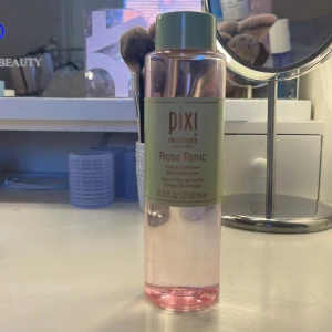 Toner - Pixi Toner i fint skick🤗Typ 2/3 kvar, orginaltrogen pris : 299kr