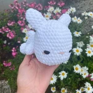 Vit kanin 🐰  - En supersöt vit kanin gjort av vitt velourgarn. Handgjord av mig! 🐰 Går att köpa via instagram också, finns länkad i bion @ SmyckEmma heter jag där. 