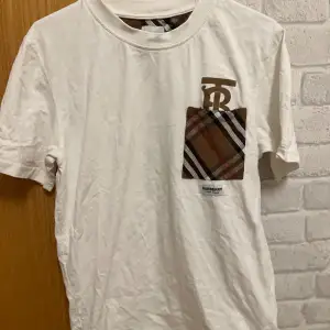 Herr burberry t-shirt i stl M, i nyskick använd Max 3 ggr har mest legat i garderoben så behöver strykas.