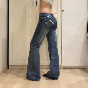 lågmidjade bootcut jeans💕 - nya med lappen kvar! midja 42 cm rakt över o innerben 86 cm ja e 169 o xs för referens o håller in i midjan på bilderna därav förstora både i midja och lår. uppskattar till M/stor S