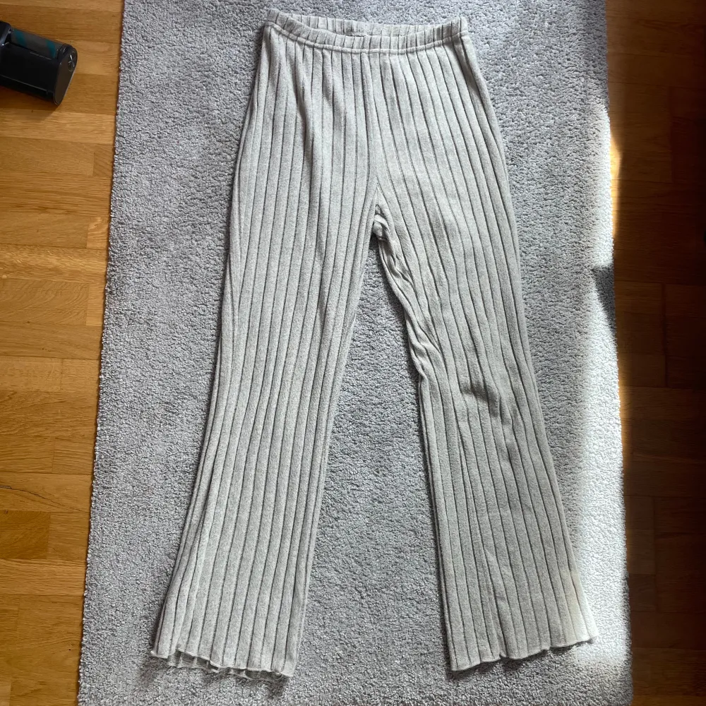 Säljer detta pyjamas settet som är köpt från Shein. Den är grå/beige (tydligare färg på bild 3). Säljer pga den ej används längre. Bara använd 2-3 ggr. Storlek L men den är mer som S. Köpt för 189kr och säljer 60kr. Köparen står för frakt. . Stickat.