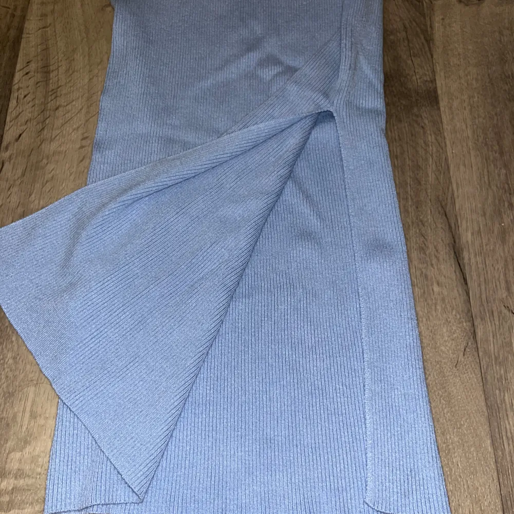 60kr+ frakt 40kr Ljusblå kjol från h&m i bra skick använd några gånger men inga defekter. En slits på sidan  . Kjolar.