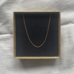 Guld kedja - Kedjan är i äkta silver och guldplaterad med 18k guld. Den är 55+5 alltså kan man ha den 55cm lång eller 60cm lång (bild 2). Tyvärr använder jag den inte och är helt ny därför säljer jag den! Perfekt till att ha berlocker eller annat på