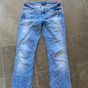 Supersnygga vintage low jeans från Guess 