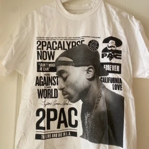 2pac t-shirt - Asfet T-shirt från PULL&BEAR använd en gång ! Nypriset ca 400kr