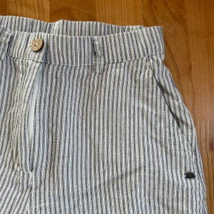 Pull&bear Byxor  - Randiga byxor från Pull&bear 