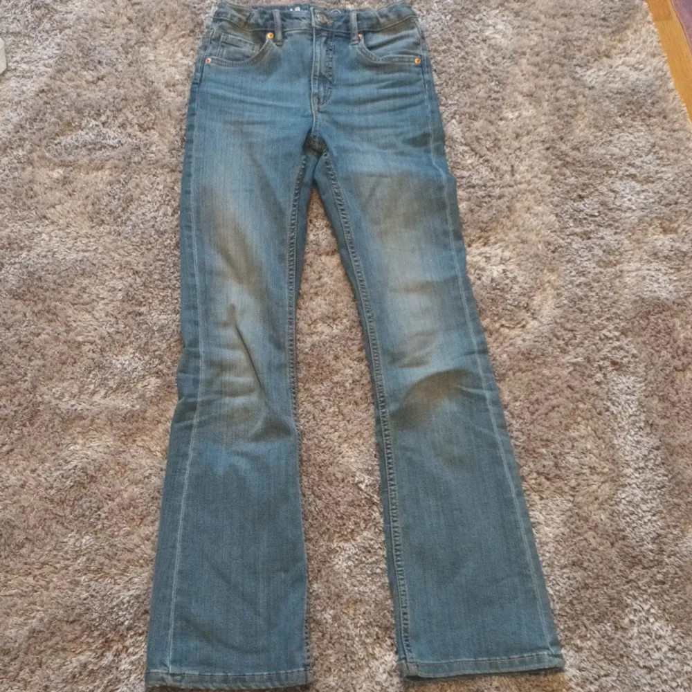 Super fina blåa jeans från kapphal!! På första bilderna ser man hur de sitter på, dem ser mörkare ut än vad de är!! Inga deffekter, jag är 166 cm meter lång o de går inte hela vägen ner.. Jeans & Byxor.