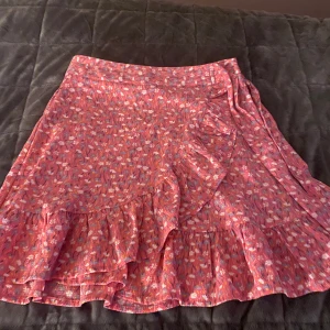 Blommig Tjol - En jätte fin blommig tjol. Jätte fin kvalitet🌸priset kan diskuteras. Skriv för flera frågor💖