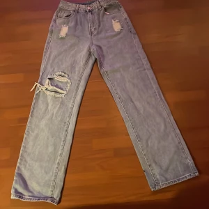 Blåa jeans 👖 som är lite lätt baggy. Alldrig använd (för stora)💕 - Blåa jeans som är jätte snygga och som är Stockholm stil❤️👖