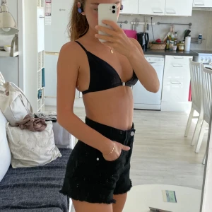 Svarta jeans shorts - Jättesnygga svarta jeans shorts o storlek 36, som nya! 