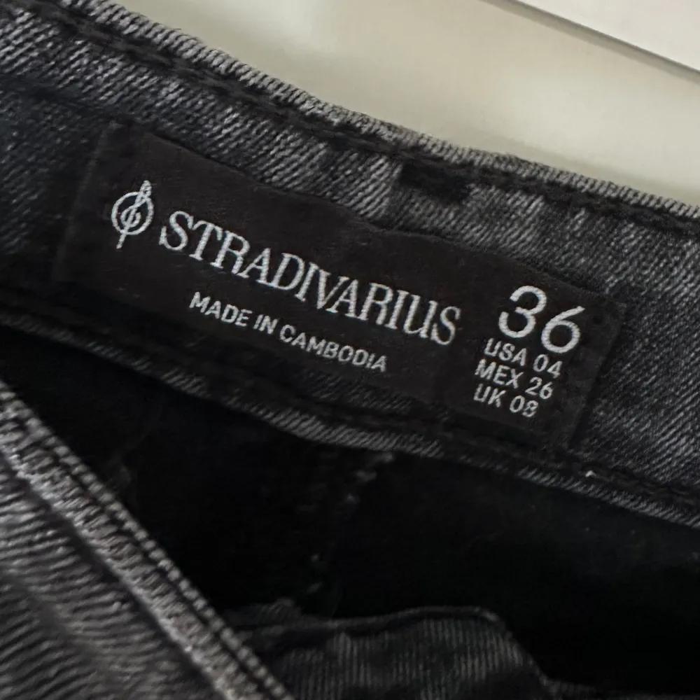 Grå jeans från stradivarius i storlek 36. Jeans & Byxor.