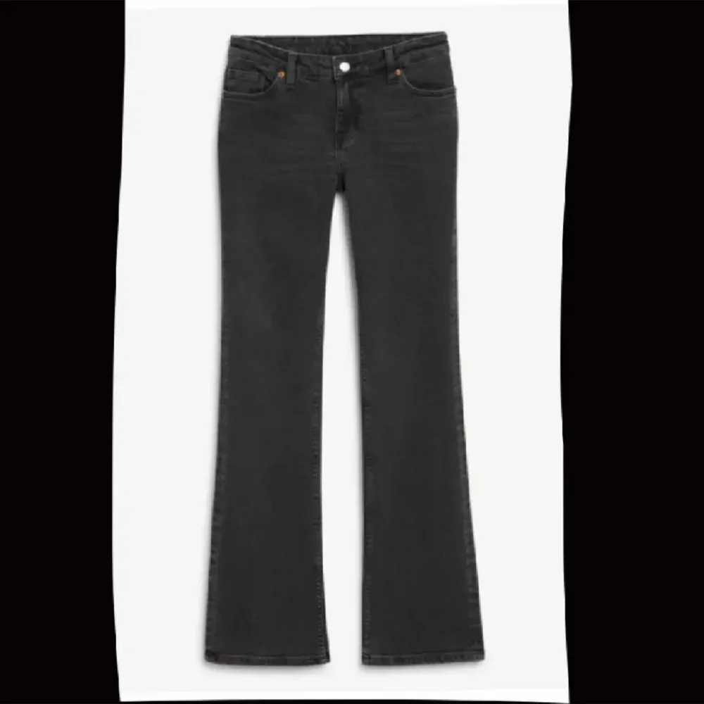 Svarta bootcut jeans från hm. Köpa här på Plick men var för stora. Jag har endast testat dem på. Bra skick. Jeans & Byxor.