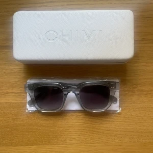 Chimi 04 - Säljer ett par Chimi 04 för dom kommer inte till andvändning. Skick på brillorna är 9,5/10. Skriv vid frågor!!